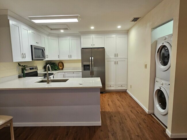 Building Photo - 15451 Crystal Lake Dr