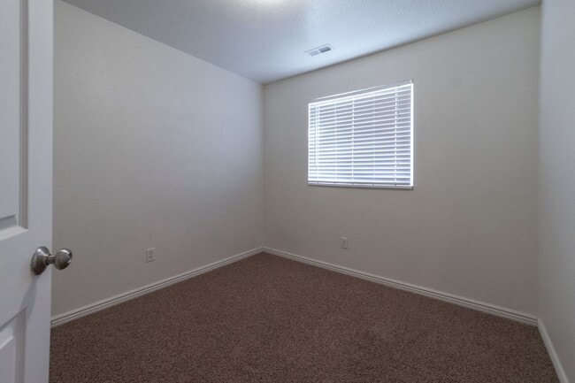 Building Photo - Hidden Valley Townhome For Rent!