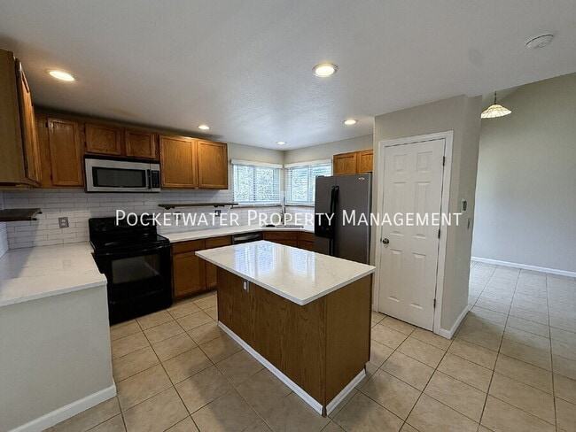 Building Photo - 575 Spruce Cir