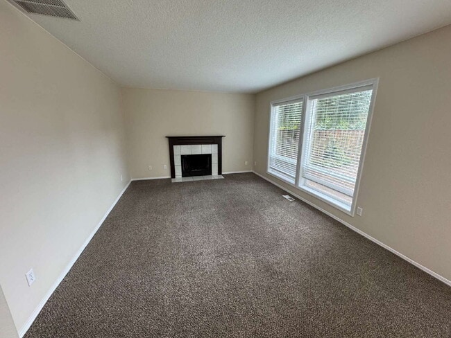 Building Photo - 1/2 OFF 3rd Month's Rent!!  Beautiful 4 Bedroom Clackamas Home