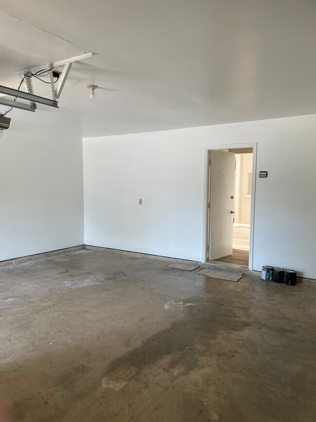 Building Photo - 1261 W Hudgins St