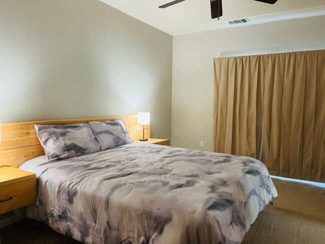 Building Photo - Beautiful Tri-Level Condominium in Gated Elk Grove Community!