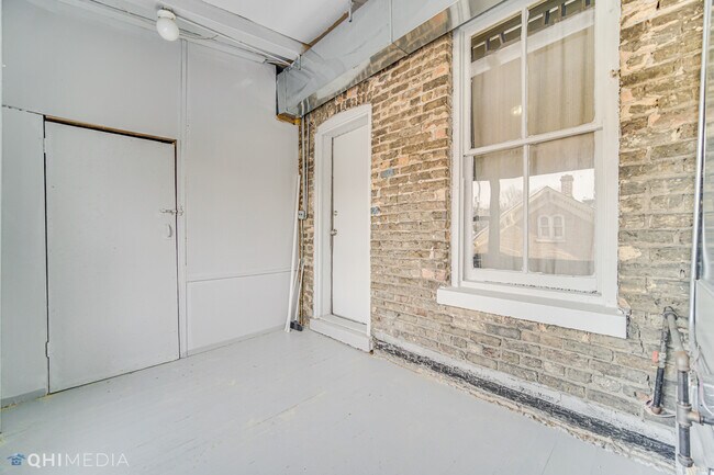 Building Photo - 1650 N Oakley Ave