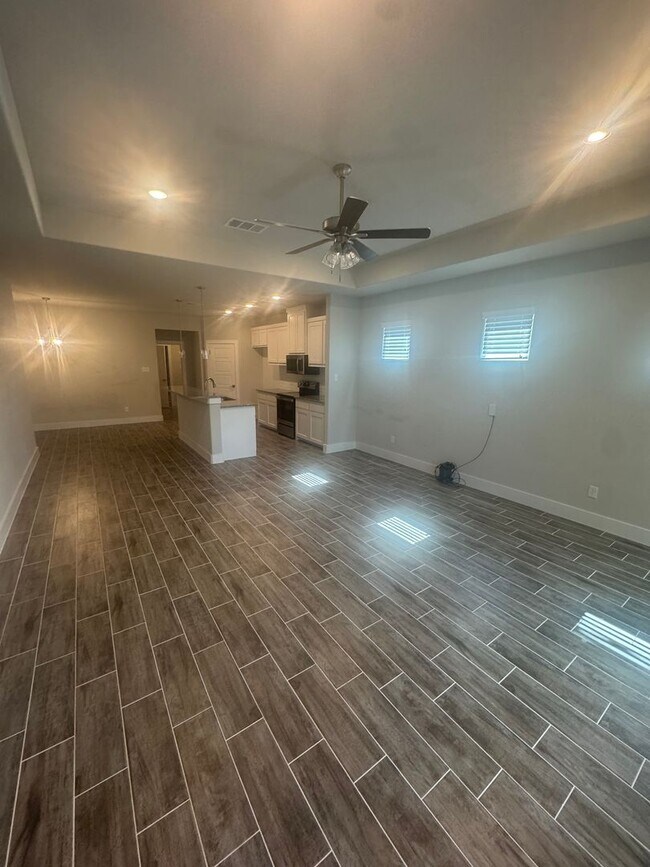 Building Photo - 3/2/2 Home for the Holidays - Move in Specials call to inquire