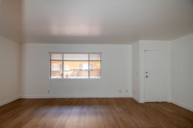 Interior Photo - 6401