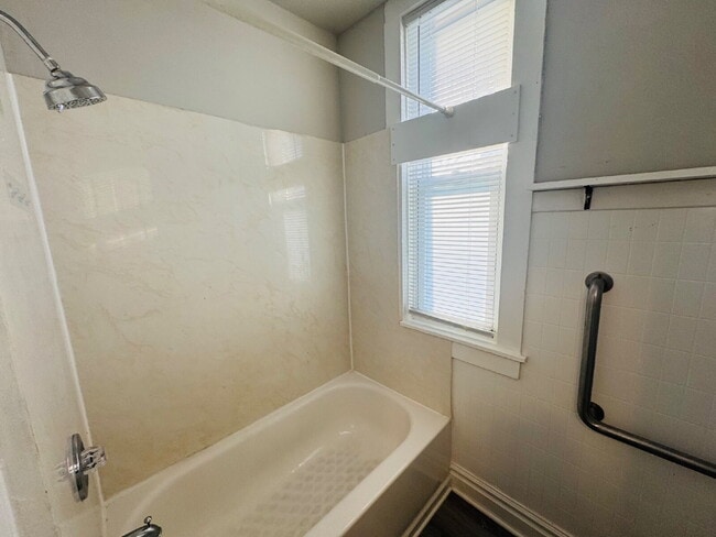 Building Photo - Charming 1-Bedroom + Den Retreat on Colfax Ave – Your Cozy Minneapolis Haven Awaits!