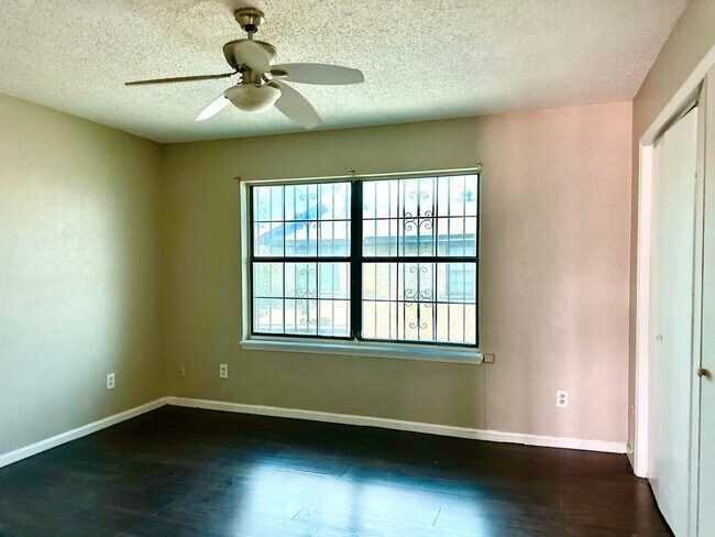 Building Photo - 1300 Hillside Rd