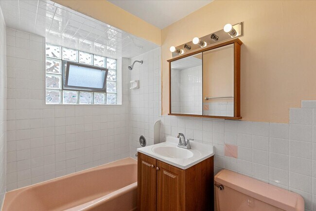 Building Photo - 2650 W Touhy.-2N