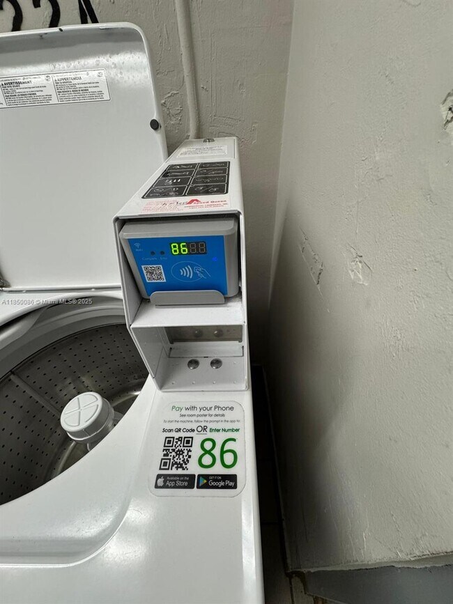 Building Photo - 555 NE 15th St