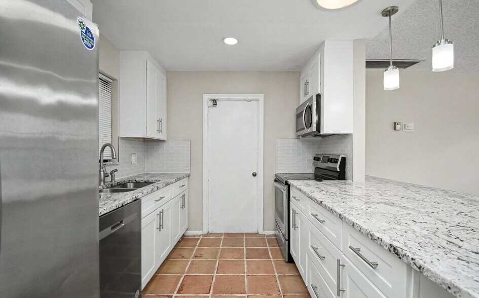 Building Photo - 7407 Silver Woods Ct