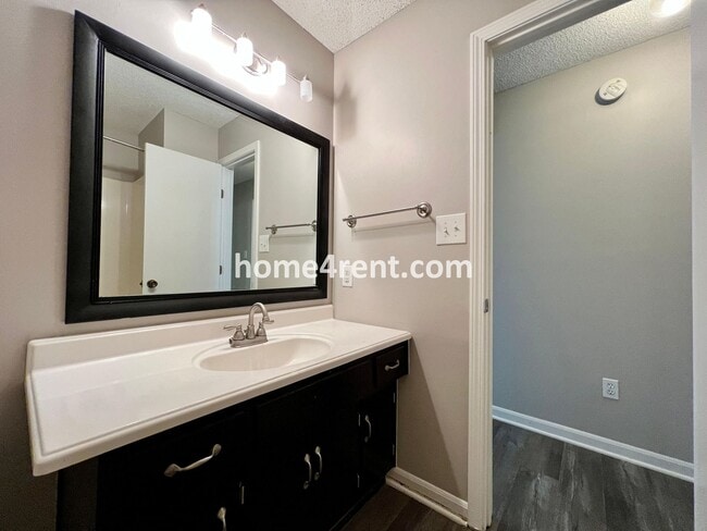 Building Photo - Wonderful Northland Home w/ an Updated Kit...