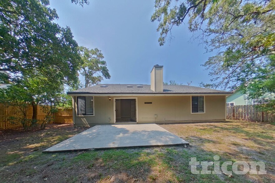 Building Photo - 12124 Roundham Ln N