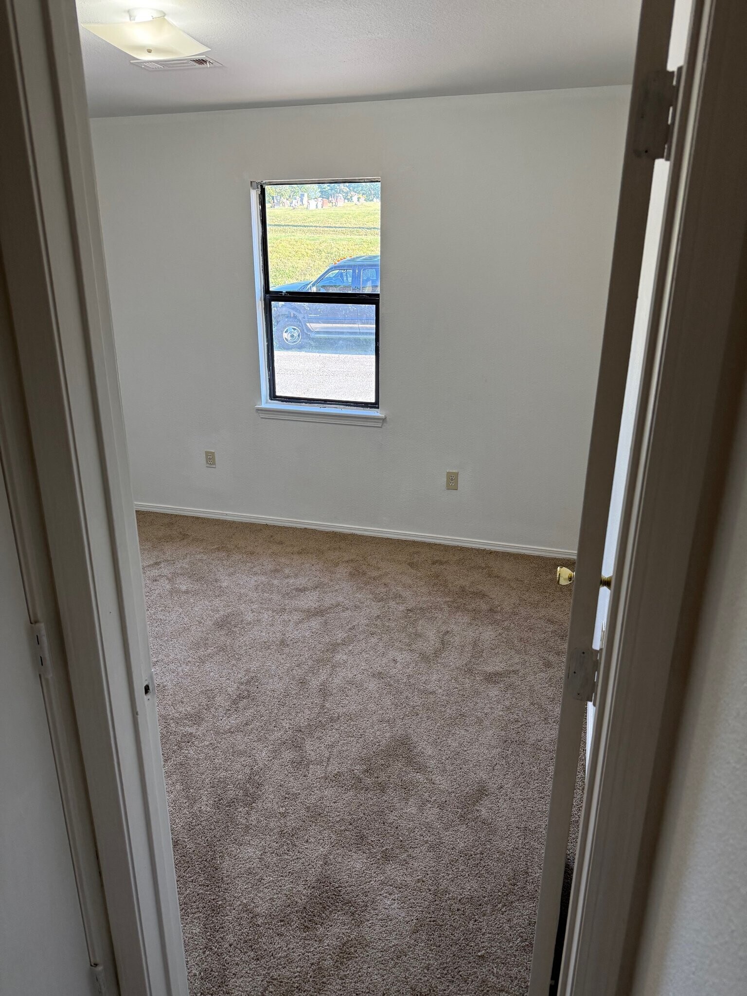 Building Photo - 583 E Roller Ave