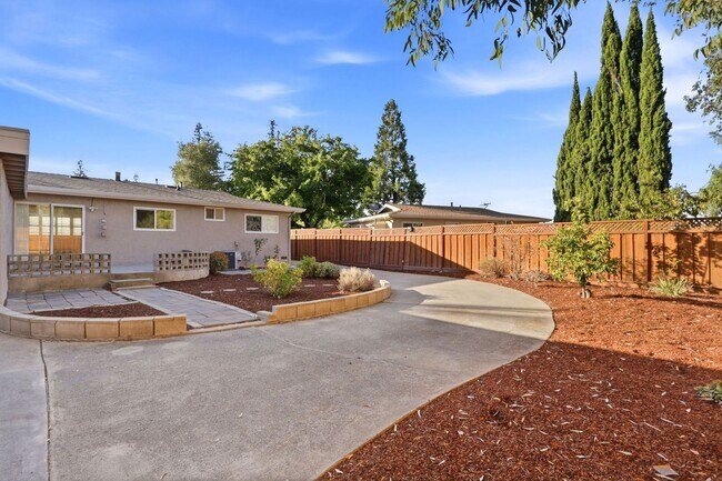 Building Photo - 14370 Oka Ln