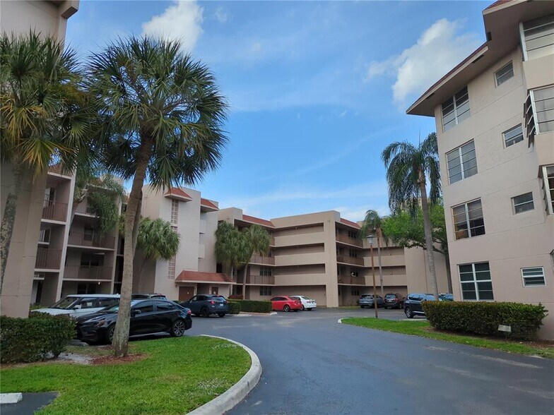 Building Photo - 9531 Seagrape Dr