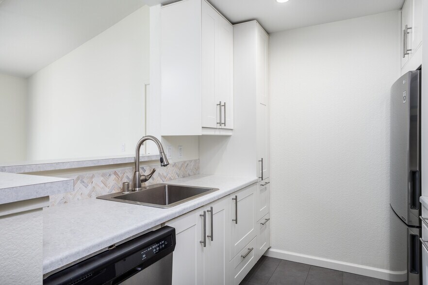 - Upgraded kitchen with modern appliances and finishes - Tile flooring - Plenty of kitchen storage - 140 Reflections Dr