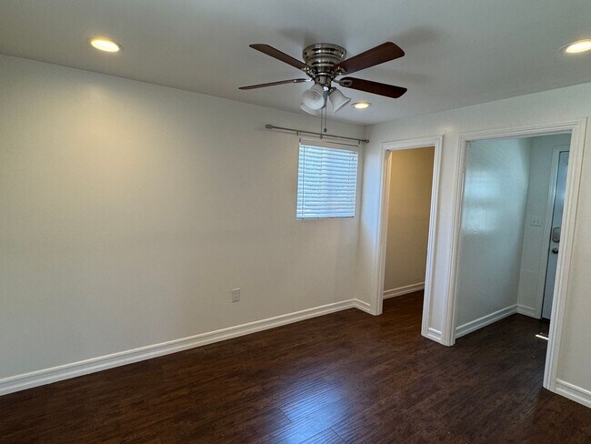 Building Photo - 2137 Glenada Ave