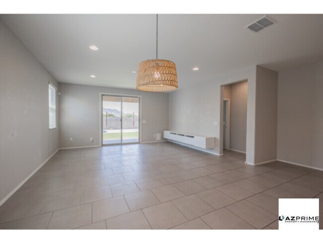 Building Photo - Beautiful 3/2 Phoenix House!