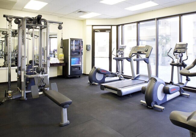 Building Photo - Furnished 1 Bedroom Island Colony Great Amenities!