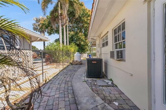 Building Photo - 215 Entrada Dr