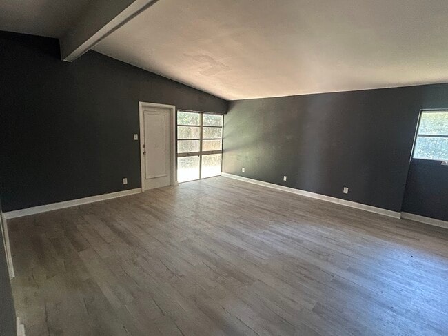Building Photo - 1911 S Riverview Cir