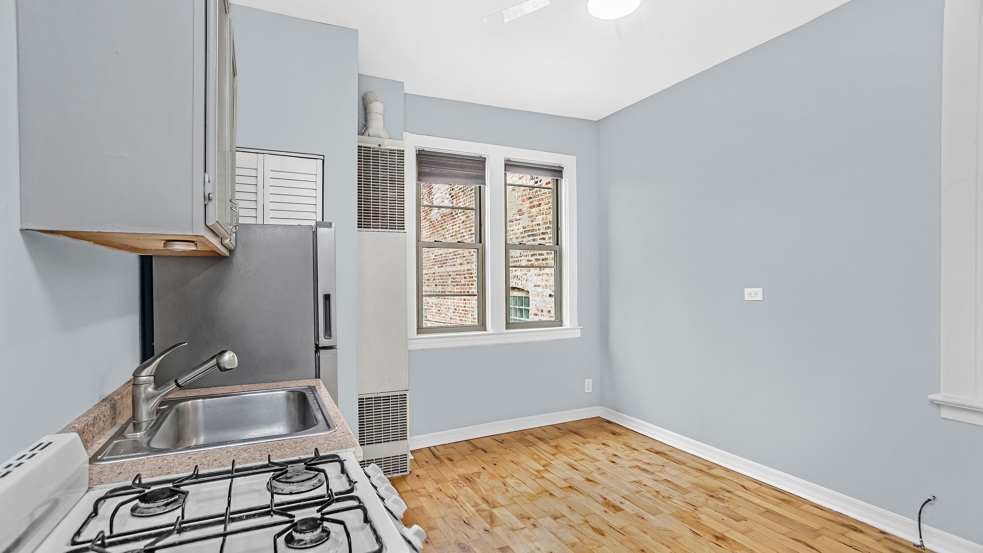 Kitchen / Living - 1472 W Webster Ave