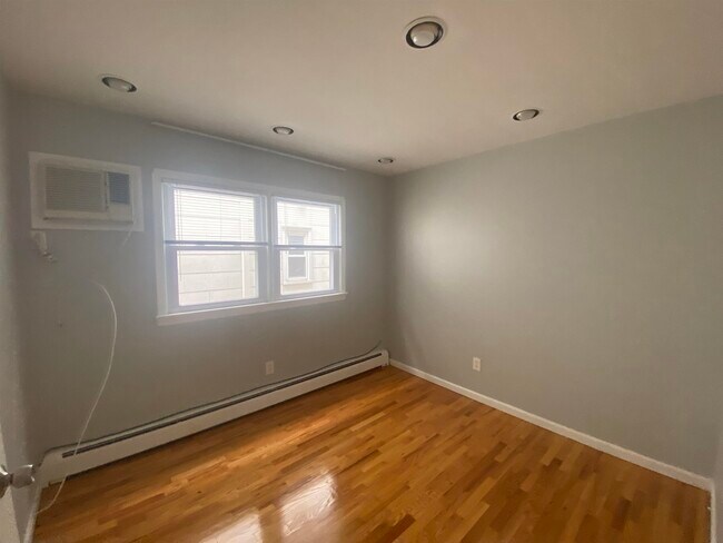 Building Photo - 164 W 18th St