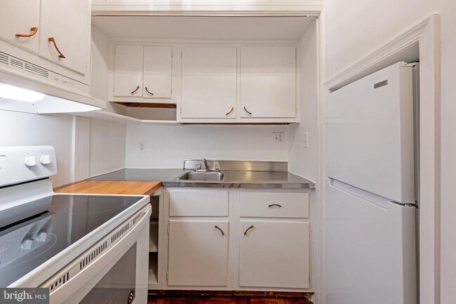 Building Photo - 2908 Q St NW