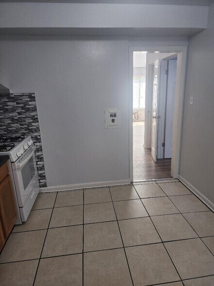 Building Photo - 2037 S 15th Ave