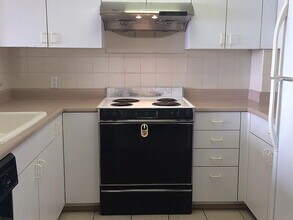 Building Photo - "Charming 1-Bedroom Oasis in the Heart of Oakland – Your Perfect Urban Retreat Awaits!"