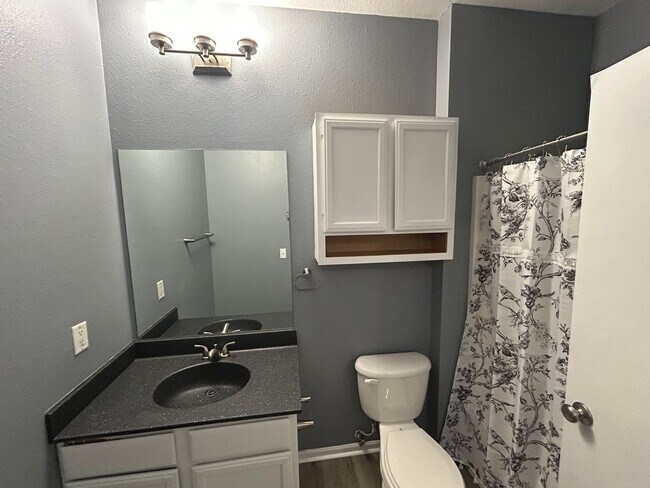 Building Photo - Limited time special! Stylish finishes in ...