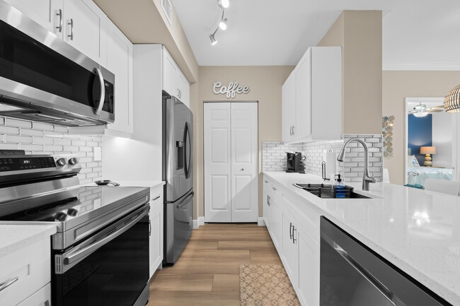 Building Photo - 720 S Sapodilla Ave