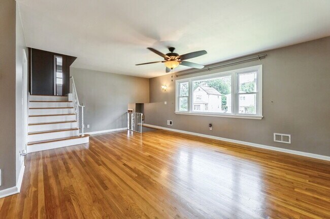 Building Photo - Bergenfield NJ Split Level Spacious Single Family home