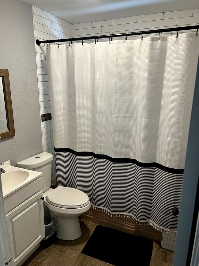 Building Photo - 1533 Hough St