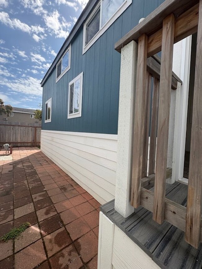 Building Photo - 1105 Morro Ave
