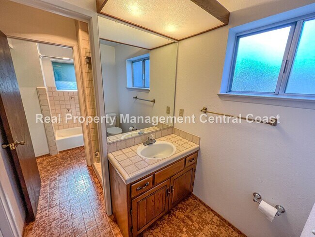 Building Photo - AVAILABLE OCTOBER - Large 4 Bedroom / 3 Ba...