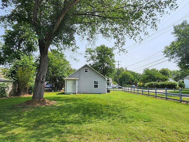 Building Photo - 320 3rd St