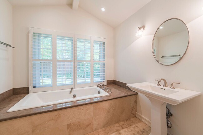 Building Photo - Valmonte 3 bed/3 bath Home plus guest house.