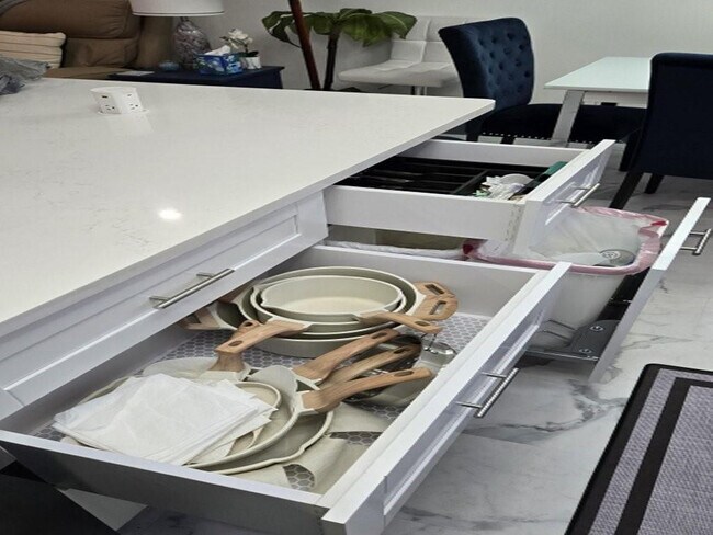 Building Photo - 2909 Middle River Dr