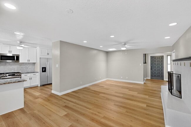 Building Photo - 1109 Paisano St NE