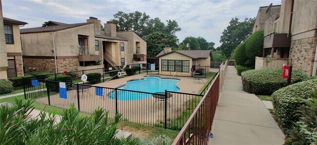 Building Photo - 1712 Crestpoint Dr