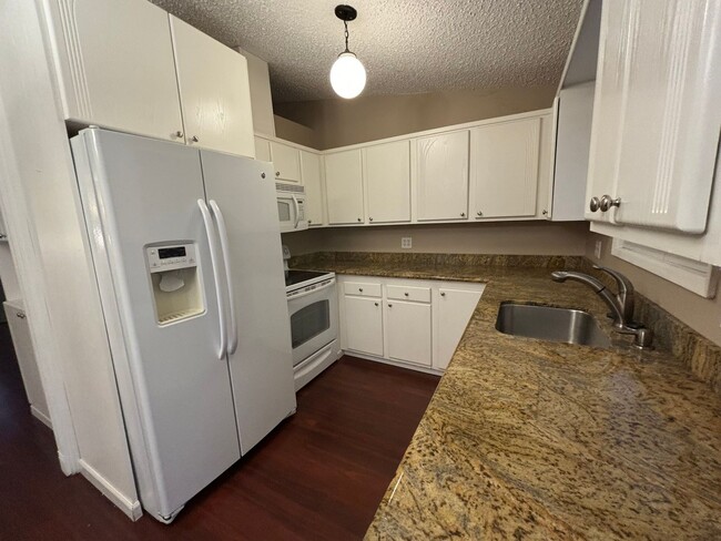 Building Photo - Pet friendly 2 bedroom condo in Southwest ...