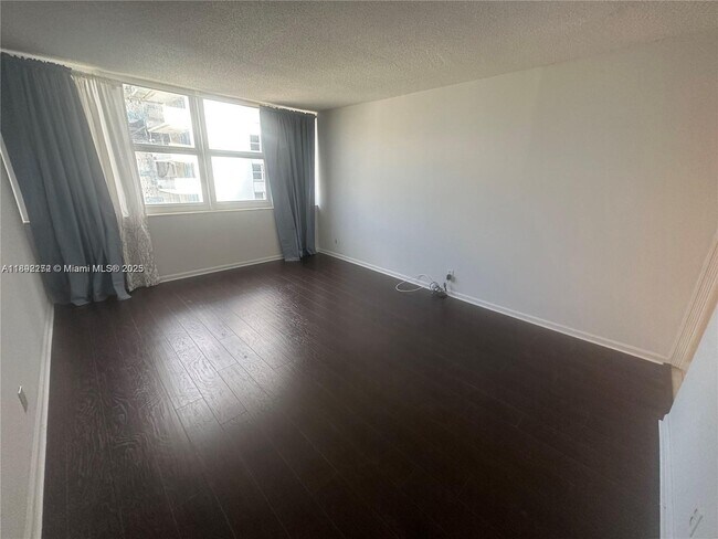 Building Photo - 2030 S Ocean Dr