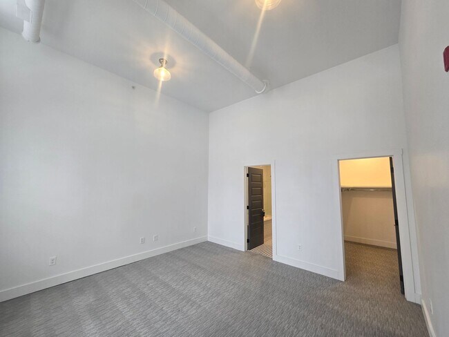 Building Photo - 1815 Main St