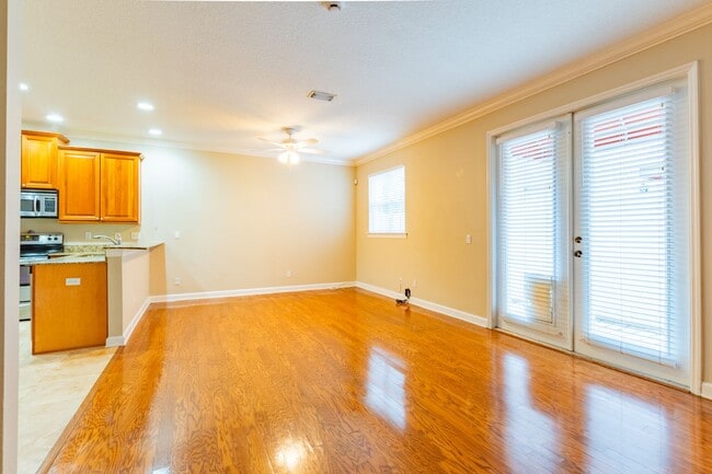 Building Photo - South Tampa 3 Bed / 2 Bath / 1 Car Garage ...