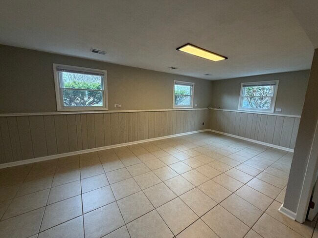 Building Photo - 109 Hickory Dr