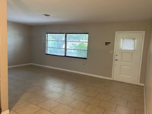 Building Photo - Beautifully landscaped 2/1/1 Jungle Prada ...