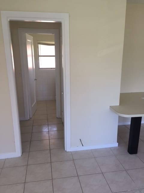 Building Photo - Studio