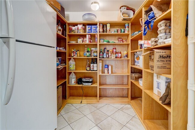 Building Photo - 2654 Whalen Rd