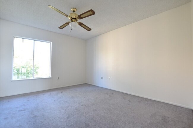 Building Photo - 576 Orange Dr